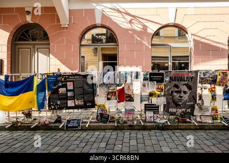 Manifestation avec drapeaux ukrainiens et mémorial Navalny devant l'ambassade de Russie, rue Pikk, Tallinn, Estonie, mettant en lumière l'activisme politique. Banque D'Images