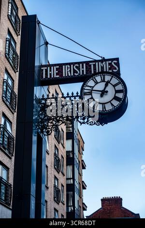 Horloge historique Irish Times sur Townsend Street, Dublin. Datant du début des années 1900, déménagé de la rue D’Olier après le déménagement des bureaux de journaux en 2006. Banque D'Images