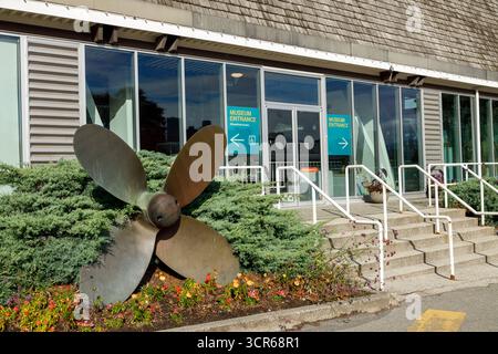 Vancouver, Canada - 15 septembre 2025 : entrée du musée maritime moderne de Vancouver avec grande sculpture à hélice Banque D'Images