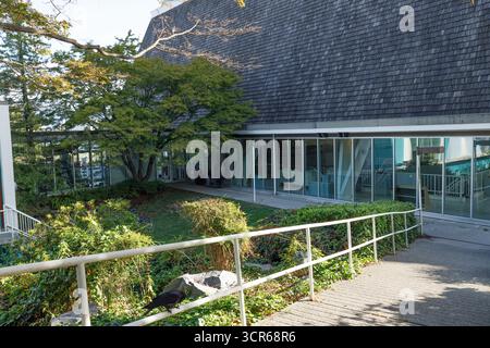 Vancouver, Canada - 15 septembre 2025 : sentier serein avec garde-corps blanc menant au bâtiment moderne du Musée maritime de Vancouver Banque D'Images