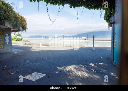 Vancouver, Canada - 15 septembre 2025 : entrée à la piscine Kitsilano avec passerelle en béton Banque D'Images