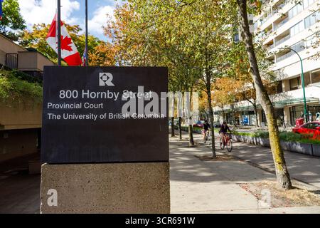 Vancouver, Canada - 15 septembre 2025 : panneau d'entrée au 800, rue Hornby, Cour provinciale à l'UBC Vancouver, avec drapeaux canadien et de la Colombie-Britannique Banque D'Images