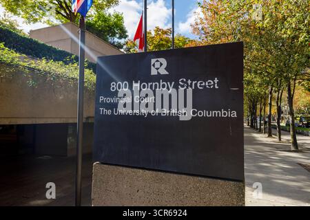 Vancouver, Canada - 15 septembre 2025 : panneau d'entrée au 800, rue Hornby, Cour provinciale à l'UBC Vancouver, avec drapeaux canadien et de la Colombie-Britannique Banque D'Images