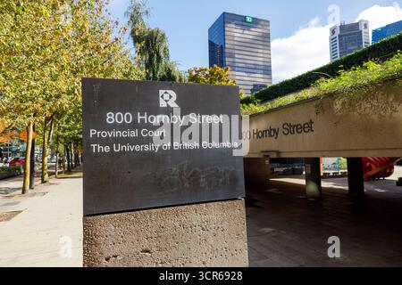 Vancouver, Canada - 15 septembre 2025 : panneau d'entrée au 800, rue Hornby, Cour provinciale à l'UBC Vancouver, avec drapeaux canadien et de la Colombie-Britannique Banque D'Images