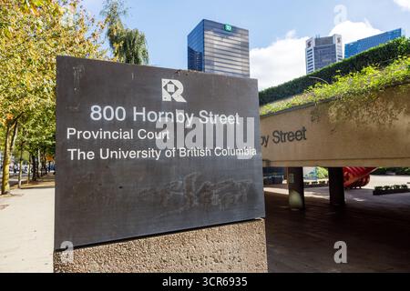 Vancouver, Canada - 15 septembre 2025 : panneau d'entrée au 800, rue Hornby, Cour provinciale à l'UBC Vancouver, avec drapeaux canadien et de la Colombie-Britannique Banque D'Images