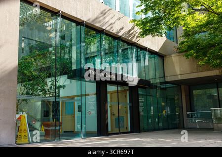 Vancouver, Canada - 15 septembre 2025 : entrée moderne de Law courts à la façade vitrée à Vancouver avec architecture contemporaine Banque D'Images