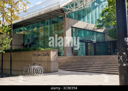 Vancouver, Canada - 15 septembre 2025 : entrée moderne de Law courts à la façade vitrée à Vancouver avec architecture contemporaine Banque D'Images