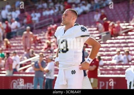 27 septembre 2025 : le quarterback irlandais de notre Dame Fighting CJ Carr (13 ans) surveille le terrain avant un match entre les notre Dame Fighting Irish et les Arkansas Razorbacks au Donald W. Reynolds Razorback Stadium à Fayetteville, Arkansas. Freddie Beckwith pour Texarkana Gameday/Cal Sport Media Banque D'Images