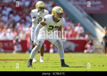 27 septembre 2025 : le linebacker irlandais notre Dame Fighting Kyngstonn Viliamu-Asa (27) attend le coup de pouce lors d'un match entre les notre Dame Fighting Irish et les Arkansas Razorbacks au Donald W. Reynolds Razorback Stadium à Fayetteville, Arkansas. Freddie Beckwith pour Texarkana Gameday/Cal Sport Media Banque D'Images