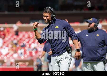 27 septembre 2025 : L'entraîneur-chef de notre Dame Fighting Irish, Marcus Freeman, réagit lors d'un match entre les notre Dame Fighting Irish et les Arkansas Razorbacks au Donald W. Reynolds Razorback Stadium à Fayetteville, Arkansas. Freddie Beckwith pour Texarkana Gameday/Cal Sport Media Banque D'Images