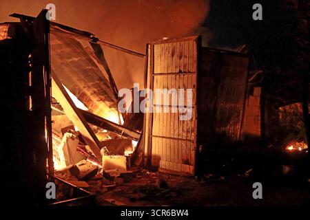 Incendie dans une maison privée causé par un bombardement russe massif à Vyshneve, région de Kiev, Ukraine, le 28 septembre 2025 (photo de Volodymyr Tarasov/Ukrinform) Banque D'Images