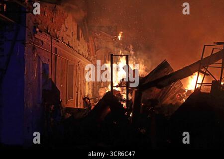 Incendie dans une maison privée causé par un bombardement russe massif à Vyshneve, région de Kiev, Ukraine, le 28 septembre 2025 (photo de Volodymyr Tarasov/Ukrinform) Banque D'Images