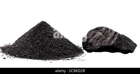 pile de poussière de charbon isolée avec un morceau de charbon sur fond blanc Banque D'Images