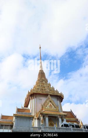 Stupa doré de Wat Traimit à Bangkok, monument de Chinatown sous un ciel bleu vif. Célèbre temple thaïlandais abritant le Bouddha d'or. Banque D'Images