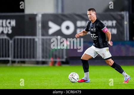 Eindhoven, pays-Bas. 29 septembre 2025. EINDHOVEN, 29-09-2025, PSV Campus de Herdgang, saison 2025/2026, Néerlandais Keuken Kampioen Divisie football, match entre Jong PSV et MVV, photo montre le joueur de MVV Maastricht Ilias Breugelmans dribble avec le ballon crédit : Pro Shots/Alamy Live News Banque D'Images