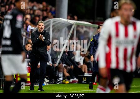 Eindhoven, pays-Bas. 29 septembre 2025. EINDHOVEN, 29-09-2025, PSV Campus de Herdgang, saison 2025/2026, Néerlandais Keuken Kampioen Divisie football, match entre Jong PSV et MVV, photo montre Jong PSV entraîneur-chef Stijn Schaars applauds Credit : Pro Shots/Alamy Live News Banque D'Images