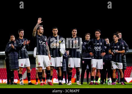 Eindhoven, pays-Bas. 29 septembre 2025. EINDHOVEN, 29-09-2025, PSV Campus de Herdgang, saison 2025/2026, Néerlandais Keuken Kampioen Divisie football, match entre Jong PSV et MVV, les images montrent les joueurs de MVV Maastricht applaudissent les fans crédit : Pro Shots/Alamy Live News Banque D'Images