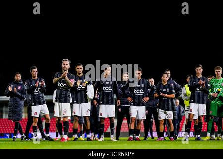 Eindhoven, pays-Bas. 29 septembre 2025. EINDHOVEN, 29-09-2025, PSV Campus de Herdgang, saison 2025/2026, Néerlandais Keuken Kampioen Divisie football, match entre Jong PSV et MVV, les images montrent les joueurs de MVV Maastricht applaudissent les fans crédit : Pro Shots/Alamy Live News Banque D'Images