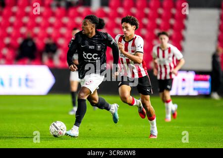 Eindhoven, pays-Bas. 29 septembre 2025. EINDHOVEN, 29-09-2025, PSV Campus de Herdgang, saison 2025/2026, Néerlandais Keuken Kampioen Divisie football, match entre Jong PSV et MVV, photo montre le joueur de MVV Maastricht Camil Mmaee dribble avec le ballon crédit : Pro Shots/Alamy Live News Banque D'Images
