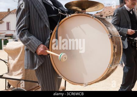 Groupe musical caractérisé par les vêtements des citoyens anglais de 1900 pendant leur période d'héritage anglais dans le quartier ouvrier Banque D'Images