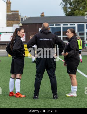 Ramsgate Ladies FC et Biddenden Ladies FC en action lors de leur South East Women’s Football League (SEWFL) Div 1 à Ramsgate, Kent. Angleterre. Banque D'Images