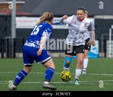 Ramsgate Ladies FC et Biddenden Ladies FC en action lors de leur South East Women’s Football League (SEWFL) Div 1 à Ramsgate, Kent. Angleterre. Banque D'Images