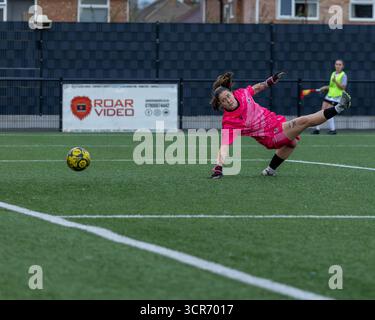 Ramsgate Ladies FC et Biddenden Ladies FC en action lors de leur South East Women’s Football League (SEWFL) Div 1 à Ramsgate, Kent. Angleterre. Banque D'Images