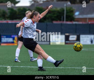 Ramsgate Ladies FC et Biddenden Ladies FC en action lors de leur South East Women’s Football League (SEWFL) Div 1 à Ramsgate, Kent. Angleterre. Banque D'Images