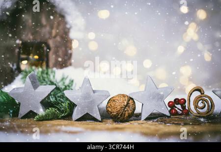 Décorations de Noël avec des étoiles décoratives et des noix sur un fond flou scintillant Banque D'Images