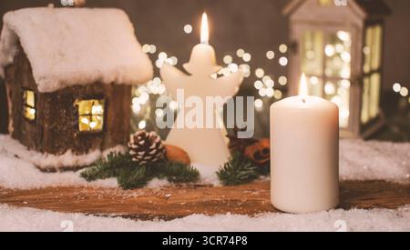 Bougie de l'Avent et bougie en forme d'ange dans la décoration de Noël Banque D'Images