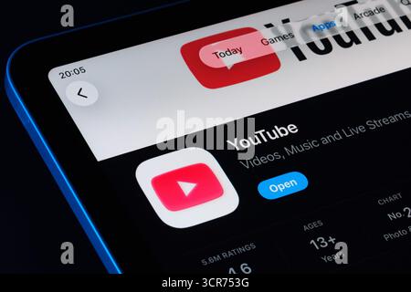 Page d'application YouTube sur l'App Store pour iPad, Apple Liquid Glass design dans iOS 26 présenté avec le mode sombre. Stafford, Royaume-Uni, 29 septembre 2025. Banque D'Images