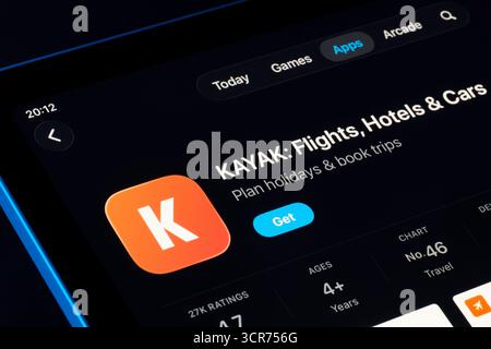 Kayak vu sur iPad App Store, style Apple Liquid Glass dans iOS 26 avec de nouveaux panneaux vitreux arrondis. Stafford, Royaume-Uni, 29 septembre 2025. Banque D'Images