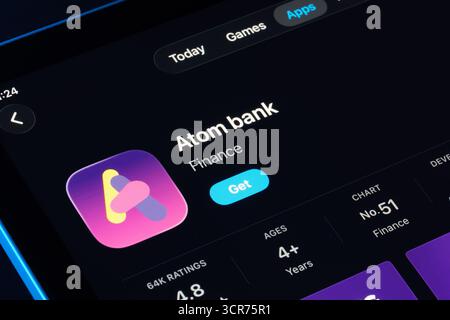 Page de l'application Atom Bank sur l'App Store pour iPad, Apple Liquid Glass design dans iOS 26 présenté avec le mode sombre. Stafford, Royaume-Uni, 29 septembre 2025. Banque D'Images