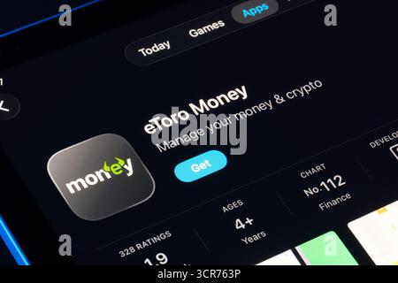 EToro Money listing capturé sur iPad, Apple Liquid Glass look dans iOS 26 met en évidence l'interface utilisateur et la typographie actualisées. Stafford, Royaume-Uni, septembre 29 Banque D'Images