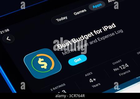 Meilleur budget pour la page d'application iPad sur l'App Store pour iPad, Apple Liquid Glass design dans iOS 26 présenté avec le mode sombre. Stafford, Royaume-Uni, septembre Banque D'Images