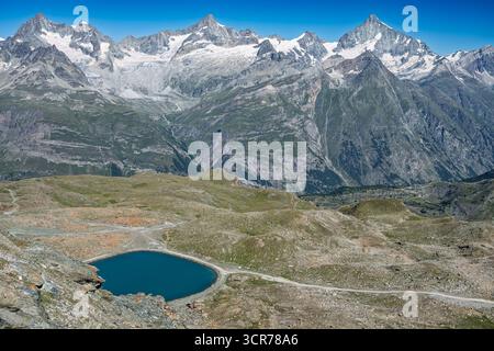 Une vue panoramique met en valeur le majestueux pic Matterhorn et le vaste paysage alpin. Banque D'Images
