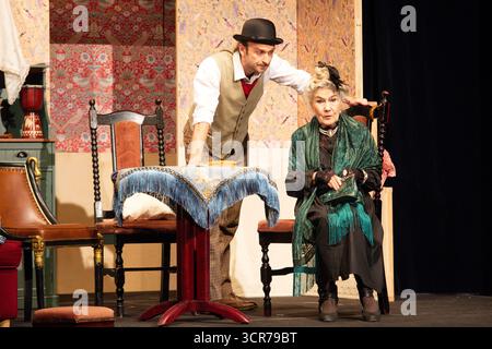 Ladykillers , Fotoprobe im Berliner Kriminaltheater, Berlin, 29.09.2025 Vera Müller MRS Wilberforce, Thilo Herrmann Prof. Marcus, LADYKILLERS , Fotoprobe am 29.09.2025 im Berliner Kriminaltheater, Berlin, première : 15.10.2025 Berlin Kriminaltheater Deutschland, allemagne *** Ladykillers , répétition photo au Berliner Kriminaltheater, Müller Berlin, 29 09 2025 29 2025 2025 Banque D'Images