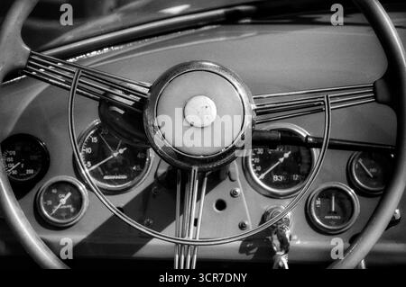 Tableau de bord d'automobile roadster vintage et volant en noir et blanc Banque D'Images