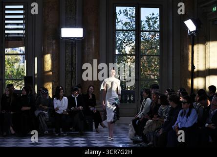 Paris, France. 29 septembre 2025. Un mannequin présente une création des collections printemps/été 2026 de Yiner lors de l’événement Shenzhen Futian Fashion Day Paris qui s’est tenu lors de la Paris fashion week à Paris, France, le 29 septembre 2025. Crédit : Gao Jing/Xinhua/Alamy Live News Banque D'Images