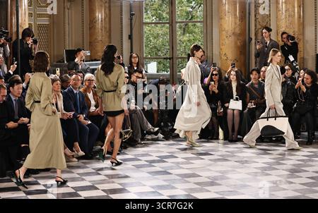 Paris, France. 29 septembre 2025. Les mannequins présentent les créations des collections printemps/été 2026 de NEXY.CO lors de l’événement Shenzhen Futian Fashion Day Paris qui s’est tenu lors de la Fashion week à Paris, France, le 29 septembre 2025. Crédit : Gao Jing/Xinhua/Alamy Live News Banque D'Images