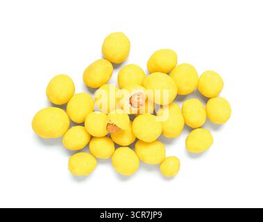 Arachides enrobées de fromage sur fond blanc Banque D'Images