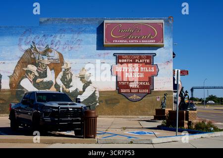North Platte, Nebraska, États-Unis - 27 septembre 2025 : un mur peint d'une entreprise dans le centre-ville historique de North Platte accueille touristes et visiteurs. Banque D'Images