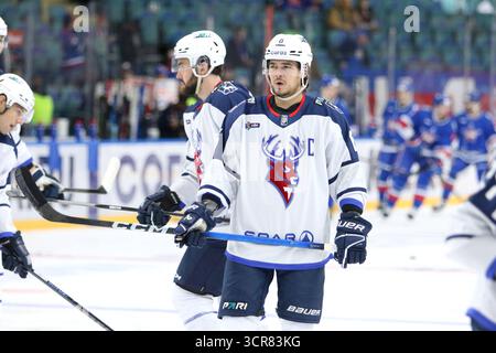 Saint-Pétersbourg, Russie. 29 septembre 2025. Bogdan Konyushkov (6 ans) du Torpedo Hockey Club vu en action lors du match de hockey, Kontinental Hockey League 2025/2026 entre SKA Saint-Pétersbourg et Torpedo Nijni Novgorod au Palais des sports de glace. (Score final ; SKA Saint-Pétersbourg 2 :5 Torpedo Nijni Novgorod). (Photo de Maksim Konstantinov/SOPA images/SIPA USA) crédit : SIPA USA/Alamy Live News Banque D'Images
