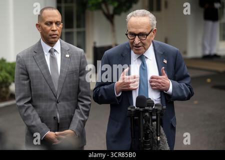 Chuck Schumer (démocrate de New York), leader minoritaire au Sénat des États-Unis, s’adresse à la presse après une réunion entre les dirigeants minoritaires et majoritaires du Congrès et le président des États-Unis Donald J Trump, à l’entrée nord de la Maison Blanche à Washington, DC, le 29 septembre 2025. Crédit : Mattie Neretin/CNP/MediaPunch Banque D'Images