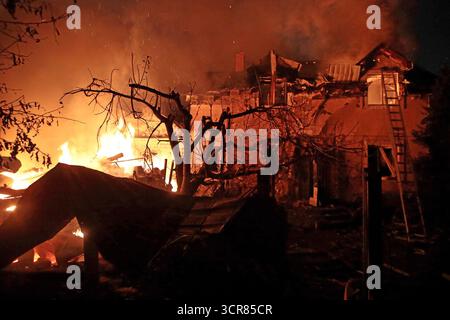 Non exclusif : incendie dans une maison privée causé par un bombardement russe massif à Vyshneve, région de Kiev, Ukraine, le 28 septembre 2025 (photo de Volodym Banque D'Images