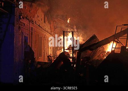 Non exclusif : incendie dans une maison privée causé par un bombardement russe massif à Vyshneve, région de Kiev, Ukraine, le 28 septembre 2025 (photo de Volodym Banque D'Images