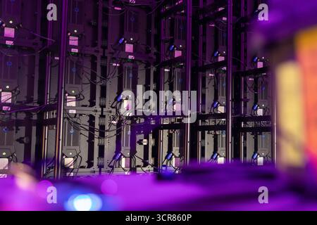 Vue en coulisses du mur vidéo LED modulaire et du câblage Banque D'Images