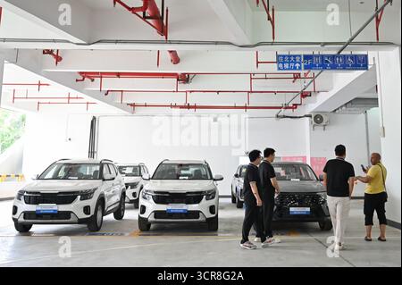 Chine (Guangzhou · Pazhou) exportation automobile Base​​. Guangzhou, China.28th septembre 2025. La base d’exportation automobile chinoise (Guangzhou · Pazhou) a été inaugurée dans le district de Haizhu à Guangzhou, capitale de la province de Guangdong, dans le sud de la Chine, le 28 septembre 2025. Située à côté du complexe de la Foire de Canton, la base vise à fournir une plate-forme unique pour les exportations automobiles, intégrant des services tels que l'affichage et le commerce de véhicules, l'entreposage et la logistique, et plus encore. Crédit : Chen Chuhong/China News Service/Alamy Live News Banque D'Images