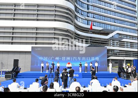 Cérémonie de dévoilement. Guangzhou, China.28th septembre 2025. La base d’exportation automobile chinoise (Guangzhou · Pazhou) a été inaugurée dans le district de Haizhu à Guangzhou, capitale de la province de Guangdong, dans le sud de la Chine, le 28 septembre 2025. Située à côté du complexe de la Foire de Canton, la base vise à fournir une plate-forme unique pour les exportations automobiles, intégrant des services tels que l'affichage et le commerce de véhicules, l'entreposage et la logistique, et plus encore. Crédit : Chen Chuhong/China News Service/Alamy Live News Banque D'Images