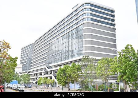 Chine (Guangzhou · Pazhou) exportation automobile Base​​. Guangzhou, China.28th septembre 2025. La base d’exportation automobile chinoise (Guangzhou · Pazhou) a été inaugurée dans le district de Haizhu à Guangzhou, capitale de la province de Guangdong, dans le sud de la Chine, le 28 septembre 2025. Située à côté du complexe de la Foire de Canton, la base vise à fournir une plate-forme unique pour les exportations automobiles, intégrant des services tels que l'affichage et le commerce de véhicules, l'entreposage et la logistique, et plus encore. Crédit : Chen Chuhong/China News Service/Alamy Live News Banque D'Images